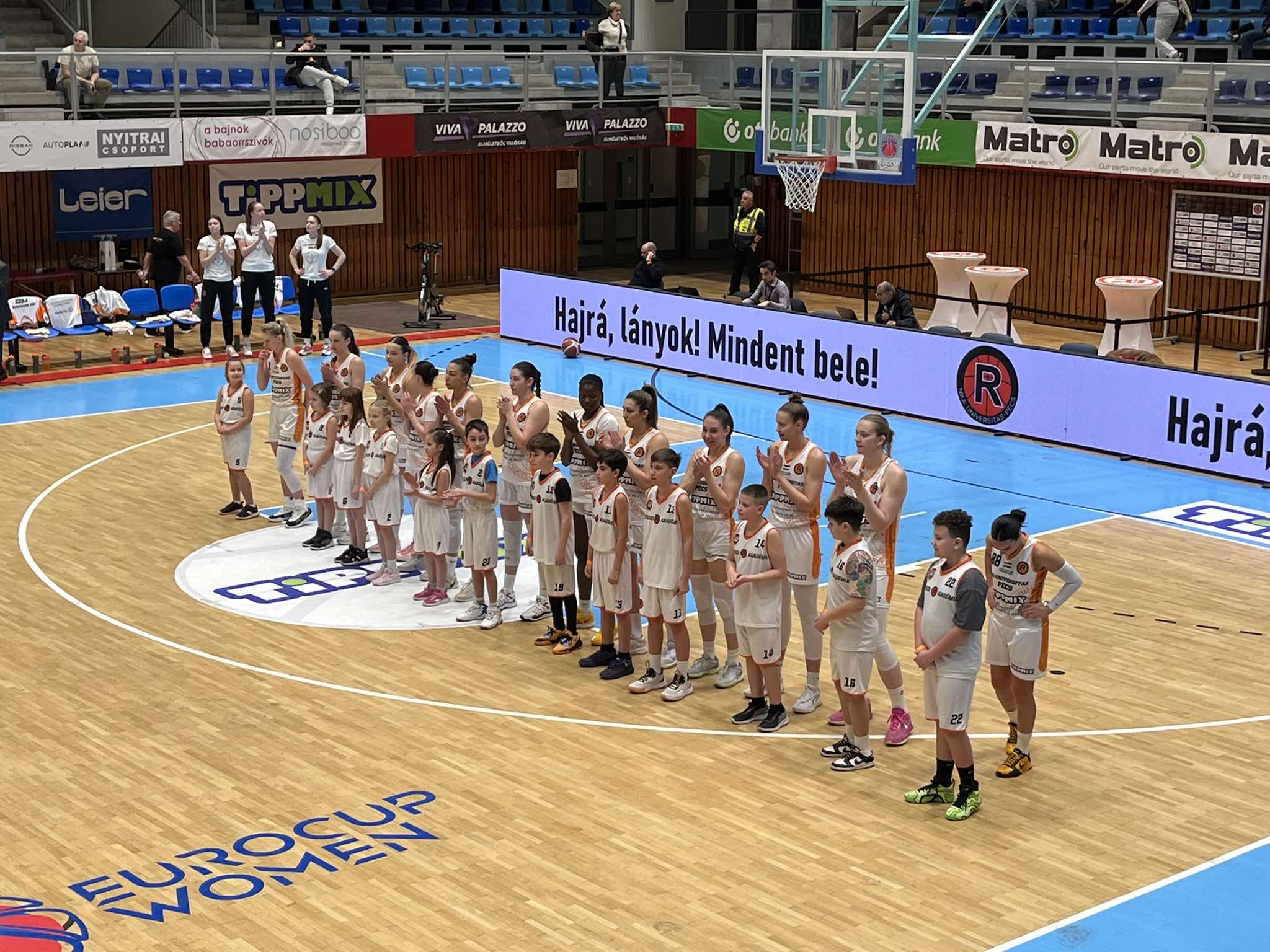 Az NKA Pécs-Szigetvár U12-es és U14-es játékosai az NKA Universitas Pécs és a DVTK játékosaival a két csapat 2025. február 22-ei rangadója előtt