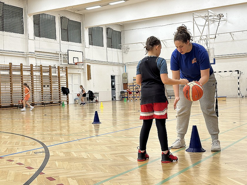 A sport megszerettetésére és a jókedvre alapoz Segec Andrea a kosárpalántáknál