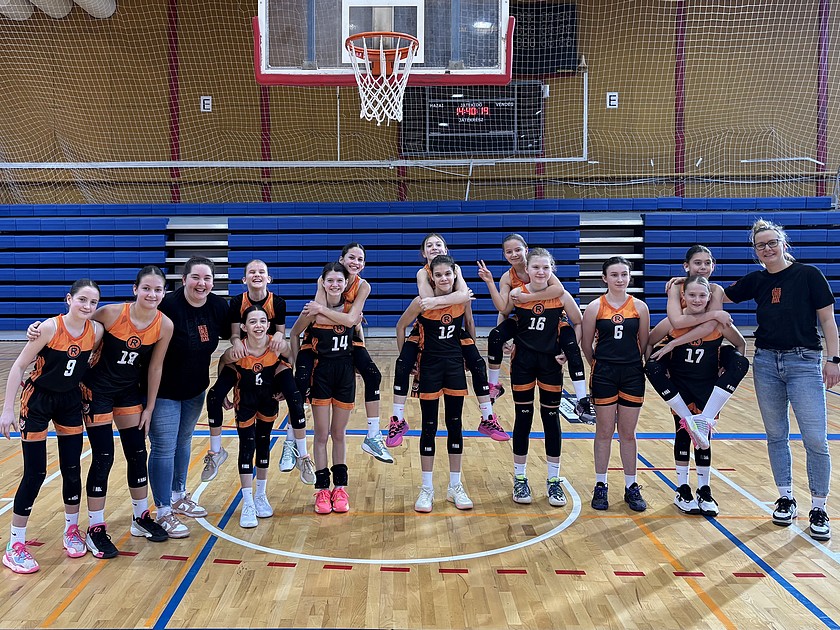 Fiúk ellen is megállják a helyüket U12-es lányaink, akikkel élmény a közös munka