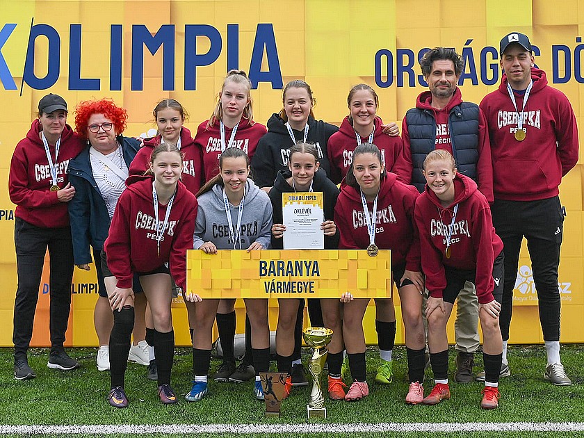 Lábbal is nagyszerűen terelik a labdát a lányok, de természetesen a kosárlabda a favorit