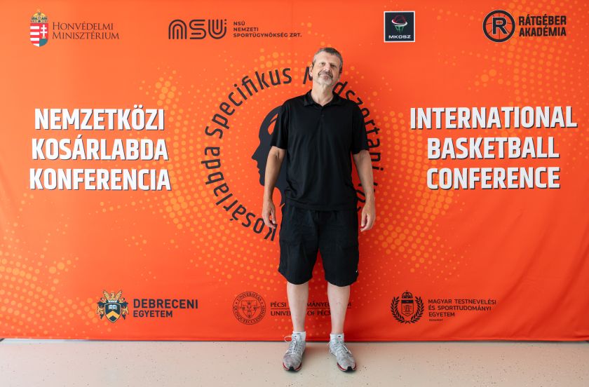 Lenyűgözte akadémiánk, és az itt megrendezett konferencia a brit sztárújságírót, aki Jordannel is készített interjút