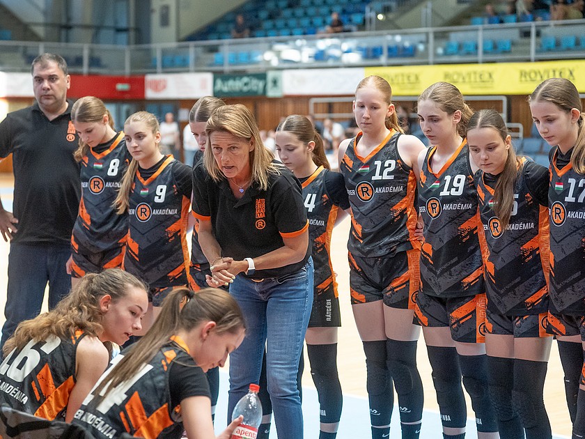 Magabiztos győzelmekkel kezdte a döntőt serdülő csapatunk