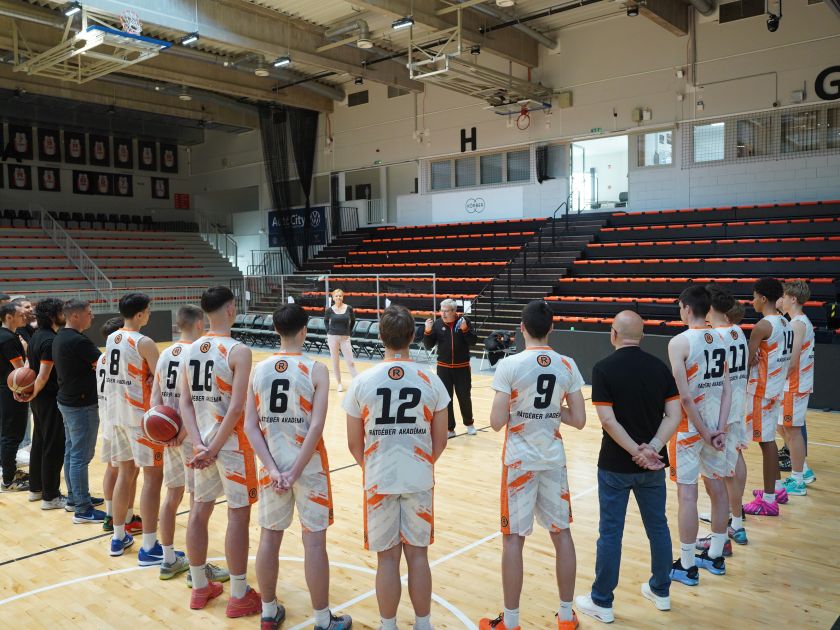 Rögös út vezetett a döntőig junior fiú csapatunk számára – pénteken az első meccs a miénk lesz!